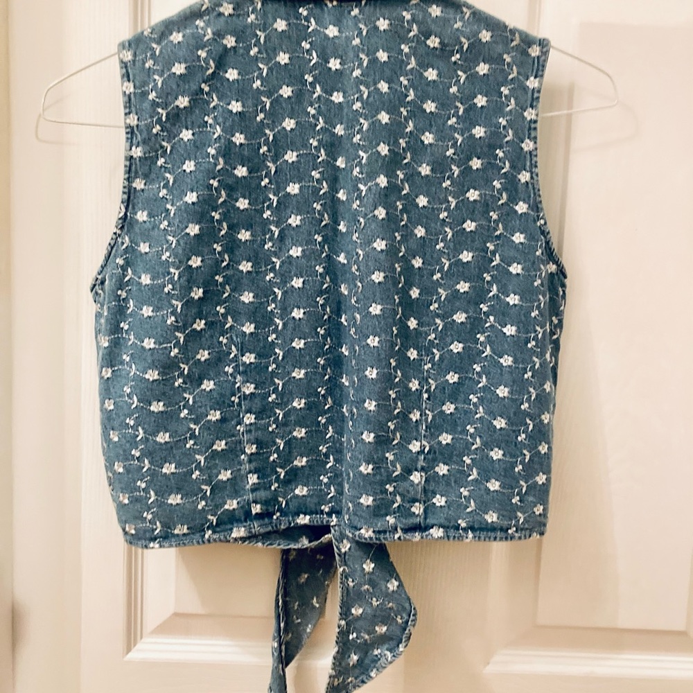 Cute sleeveless denim crop top that ties in front. - Picture 2 of 6